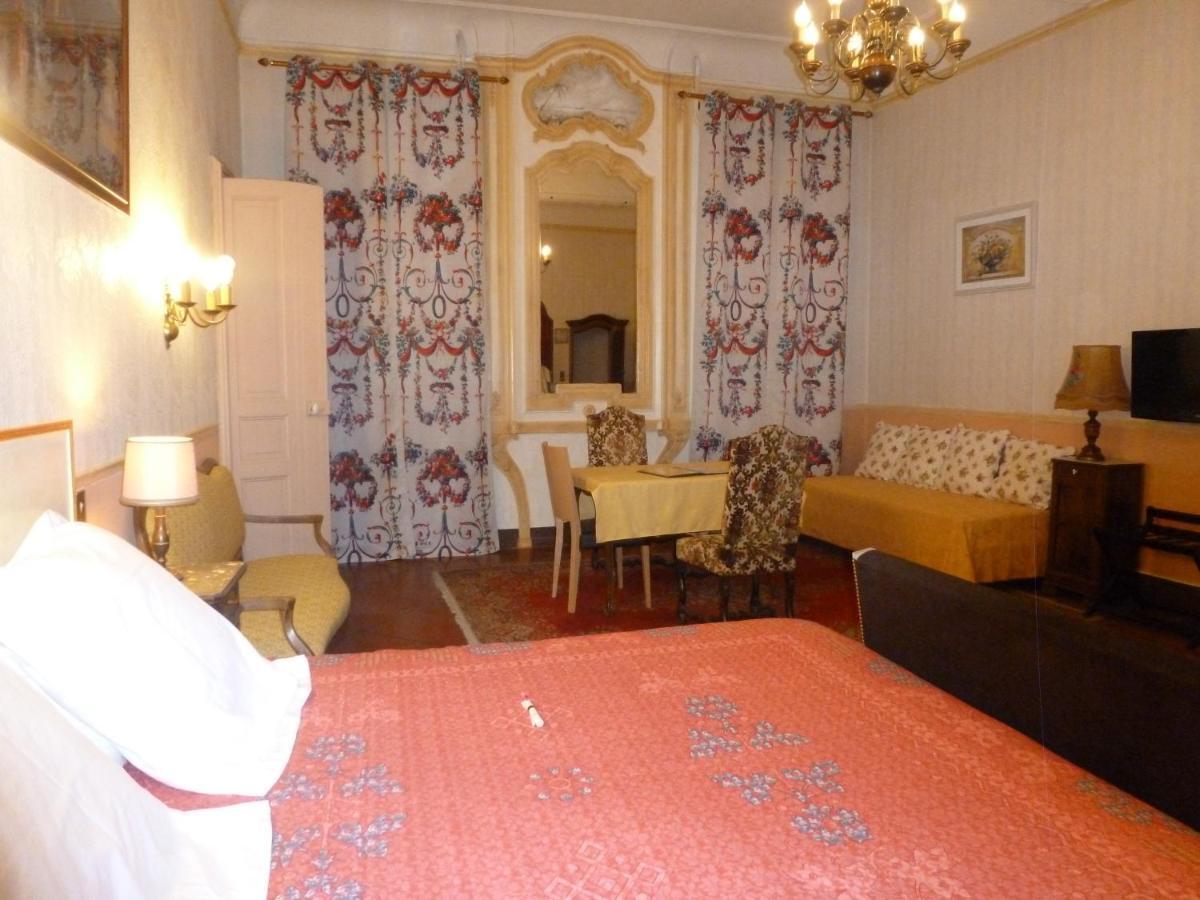 Hotel Du Fiacre Carpentras Bilik gambar